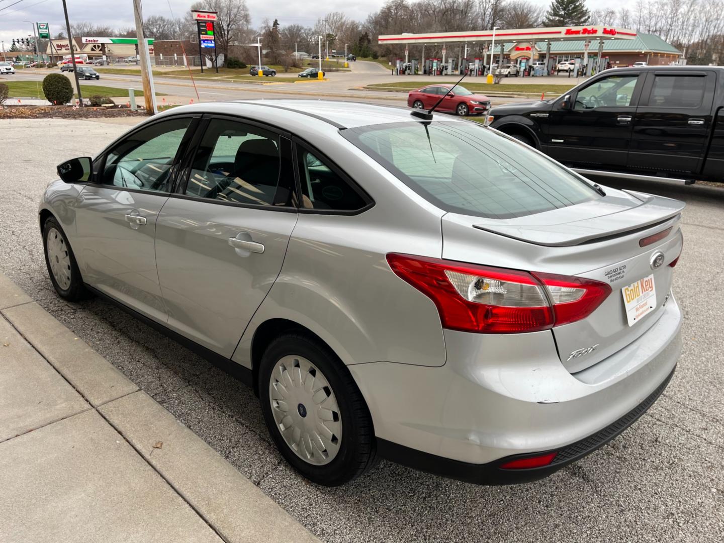 2013 Ingot Silver Metalli Ford Focus SE Sedan (1FADP3F28DL) with an 2.0L L4 DOHC 16V engine, located at 1633 W Kimberly, Davenport, IA, 52806, (563) 323-5341, 41.559456, -90.598732 - Photo#3